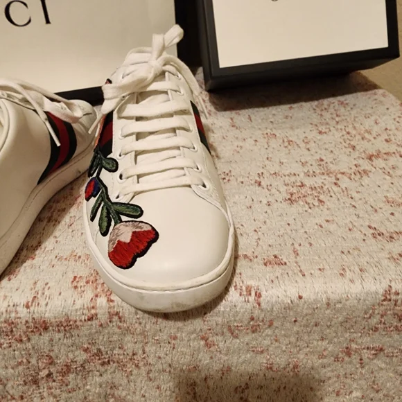 Gucci Women's White Sneakers with Embroidery Floral Design - Picture 5 of 9